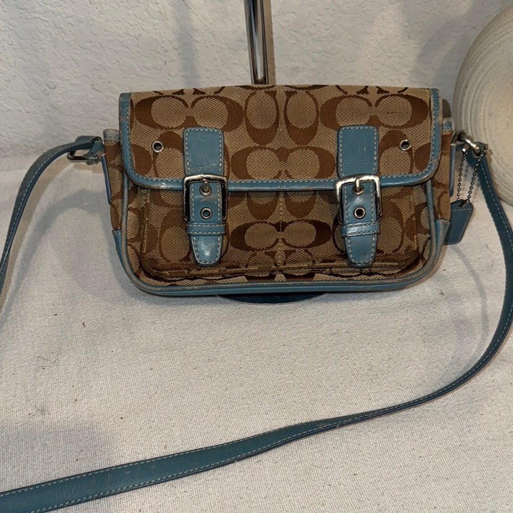 Authentic Coach Beige Crossbody Bag with Chic Design